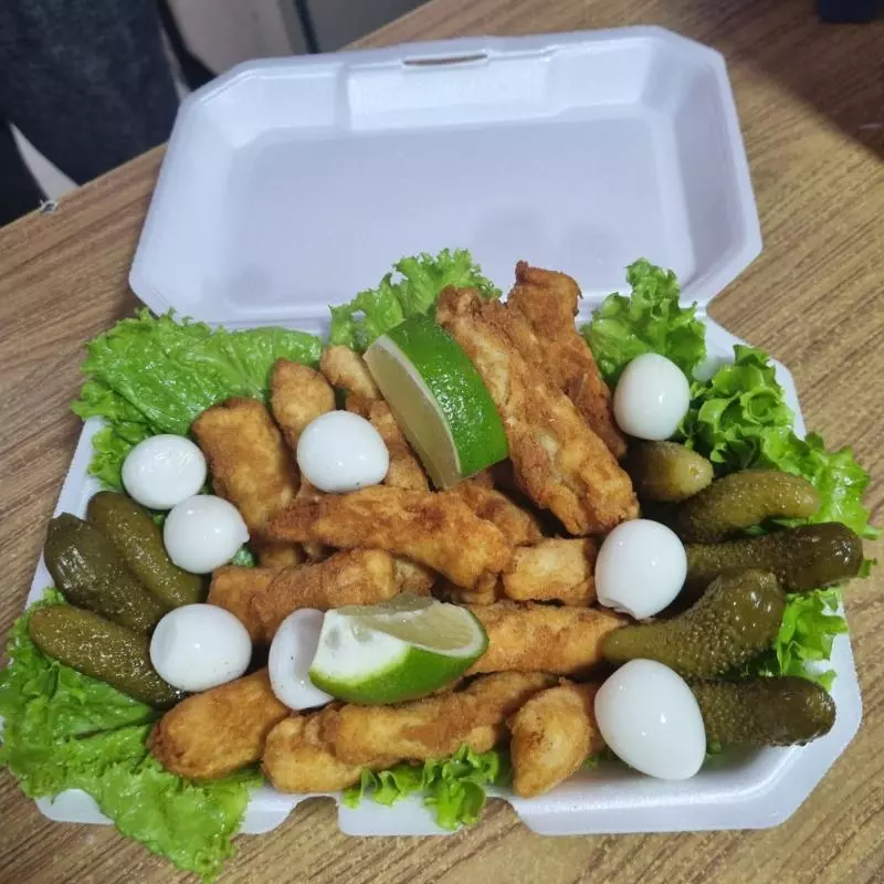 peixe, pepino e ovos de codorna