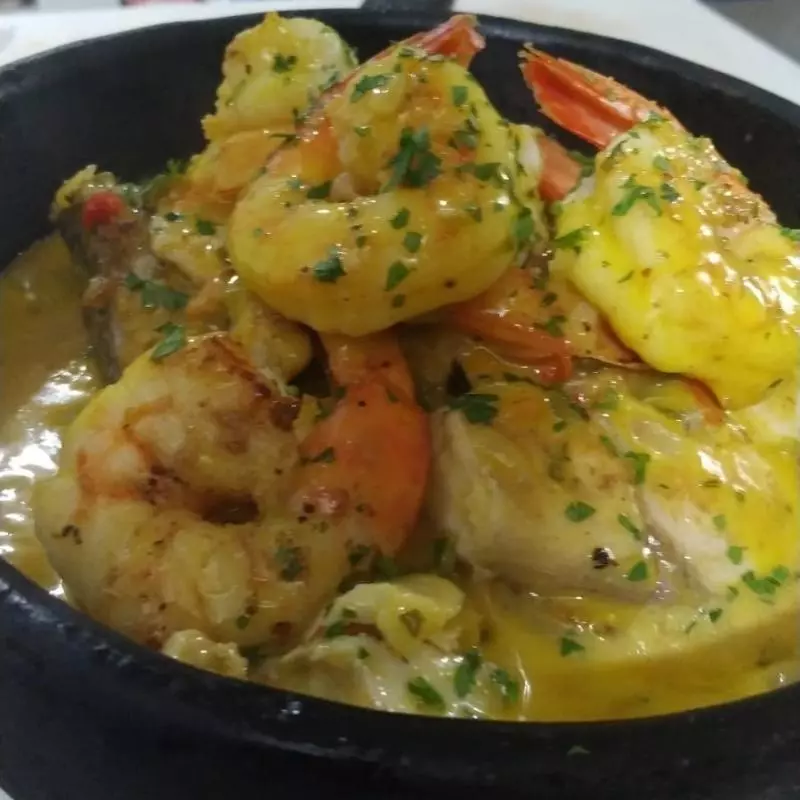 Moqueca mista com peixe e camarão