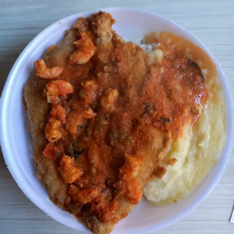 Filé de peixe ao molho de camarão.