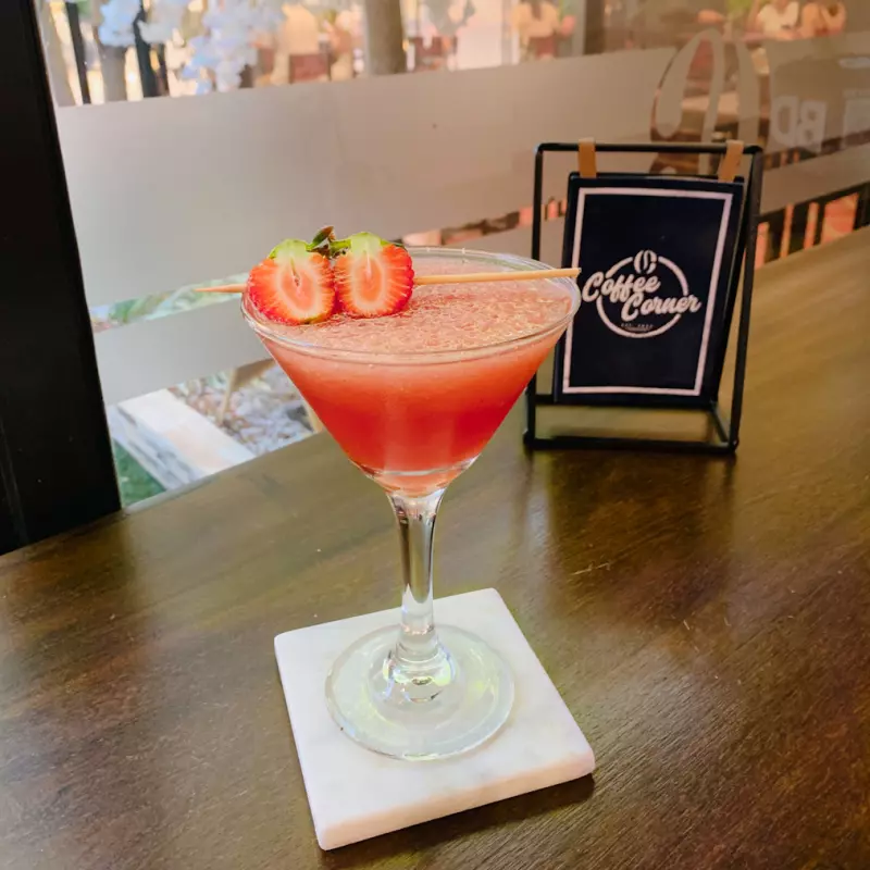 STRAWBERRY ROSE CORNER