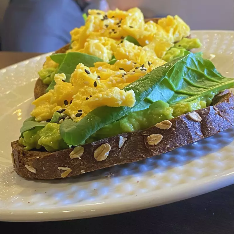 Toast de Aguacate y Huevo