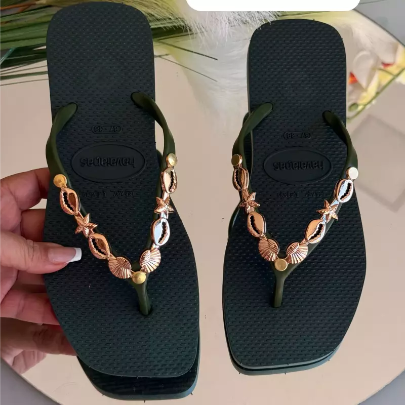 Fem concha verde militar