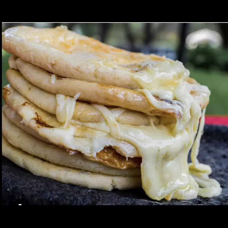 Orden de pupusas quesillo