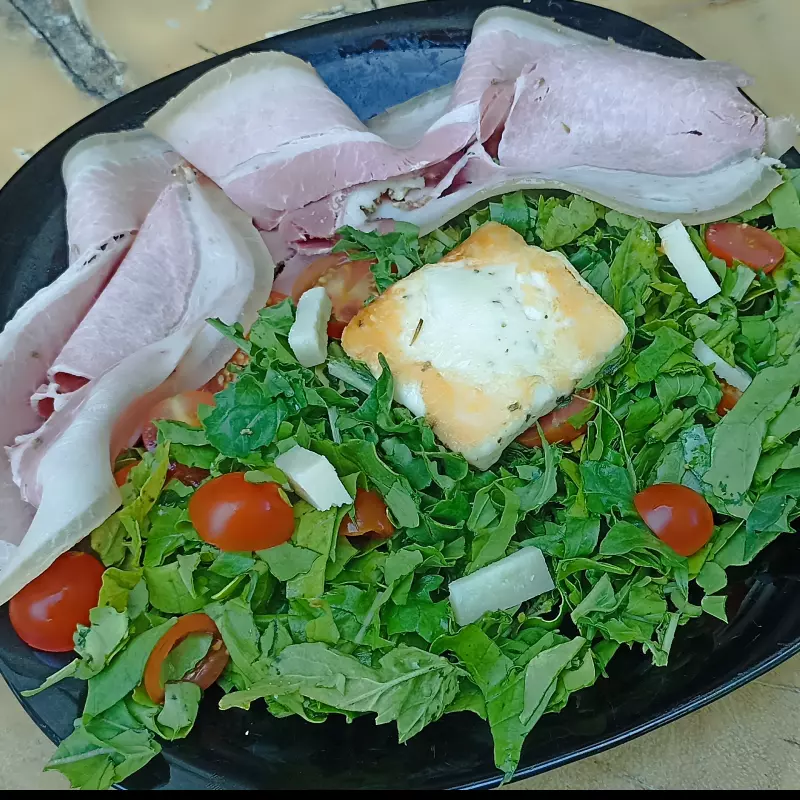 Ensalada de rucula y porchetta