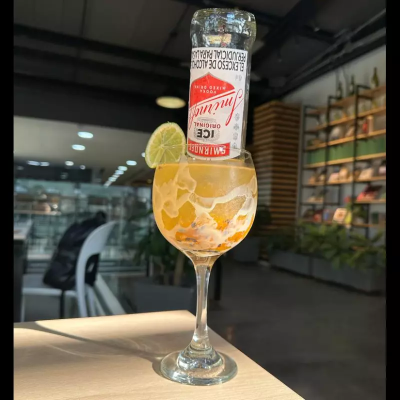 COCTEL DE SMIRNOFF CON FRUTOS AMARIL