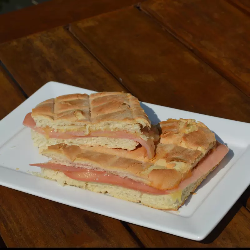 Ciabatta de jamón, queso y tomate