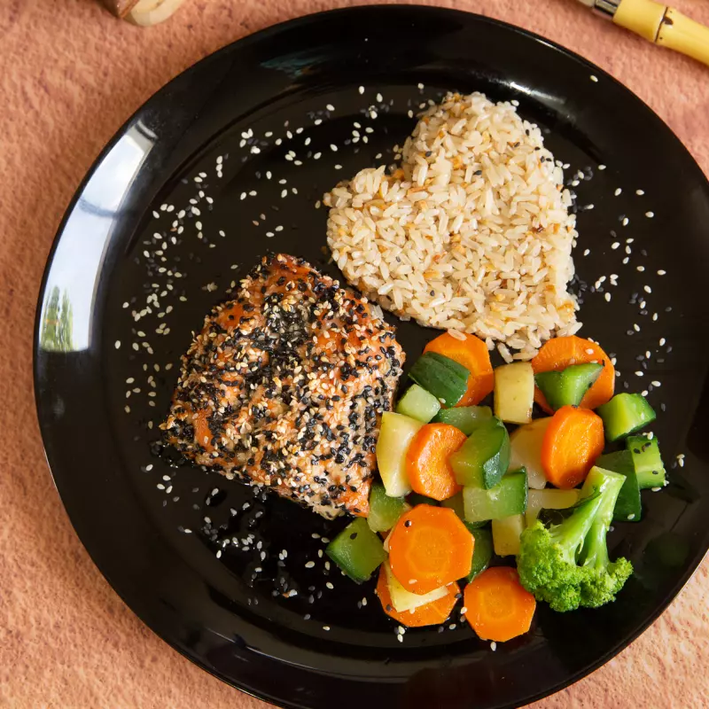 Salmão com crosta de gergelim.