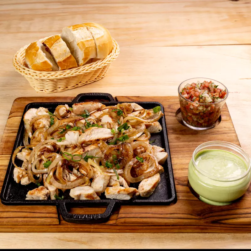 FILÉ DE FRANGO ACEBOLADO