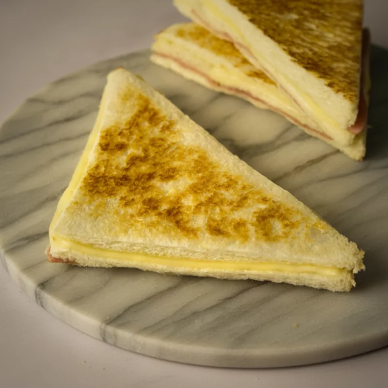 Tostado triple de jamón y queso