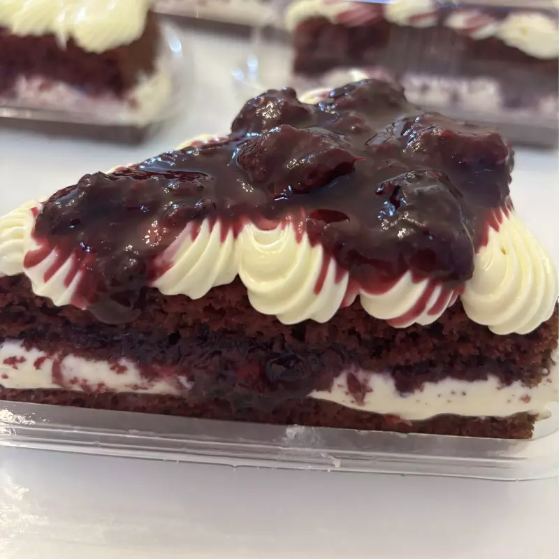 Fatia red velvet com geleia de fruta