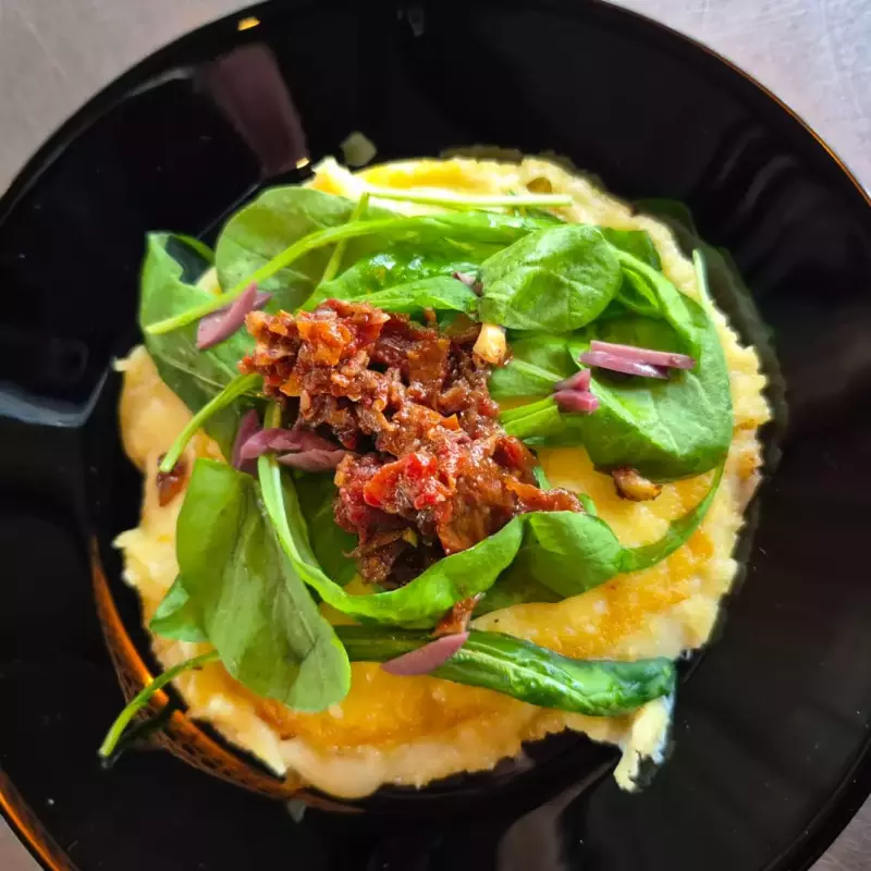 PROVOLETA CON RUCULA Y TOMATES CONFI