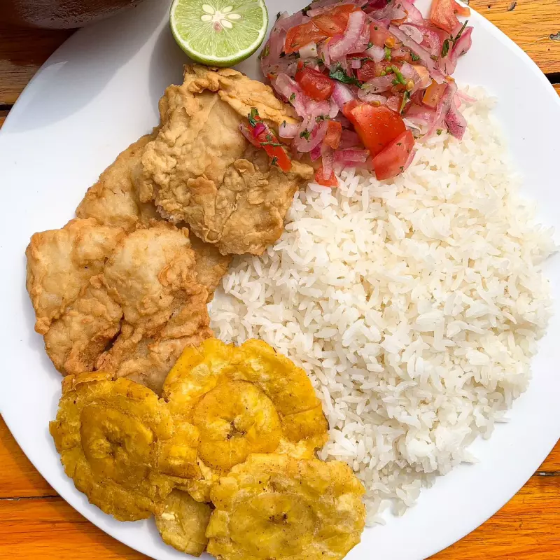 ARROZ CON PESCADO FRITO