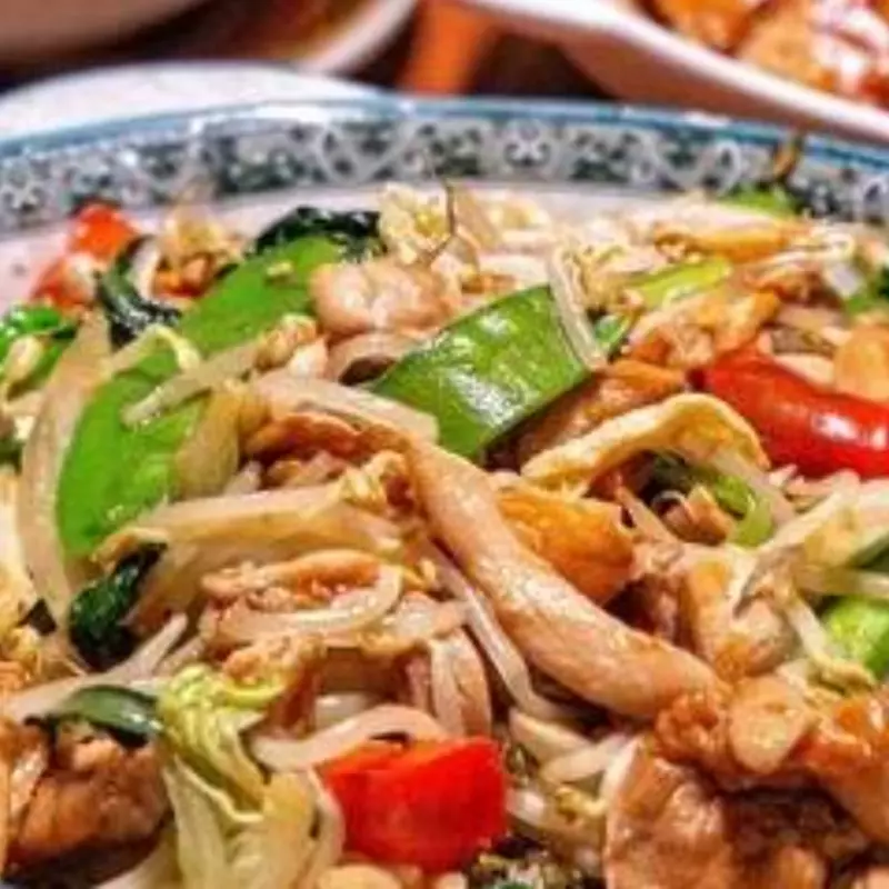 Pollo sin Hueso Saltado con Verduras