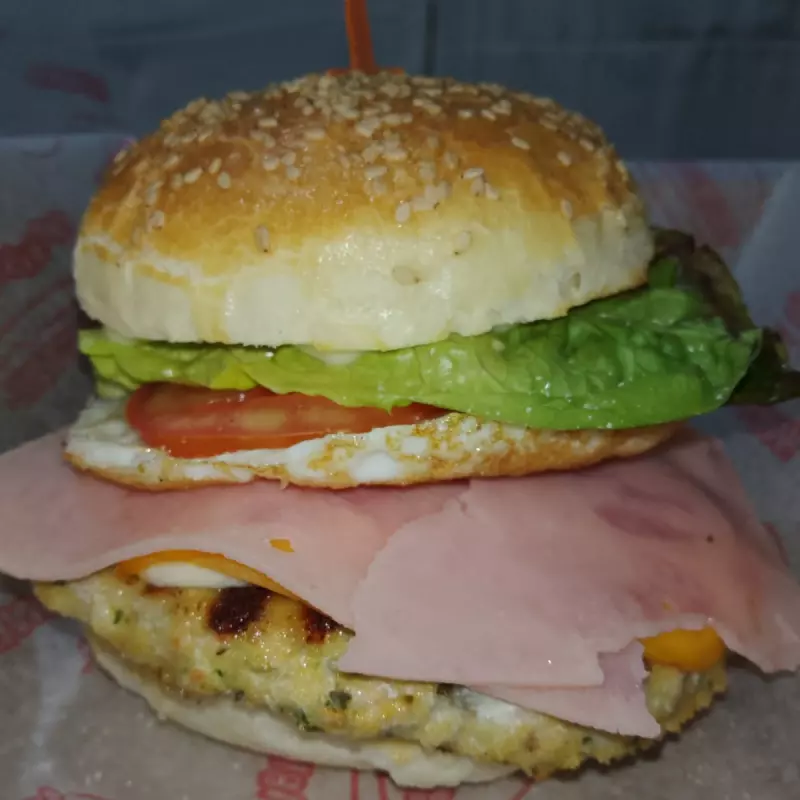 Hamburguesa de pollo con papas