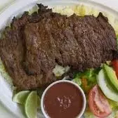 Comida con bistec asado