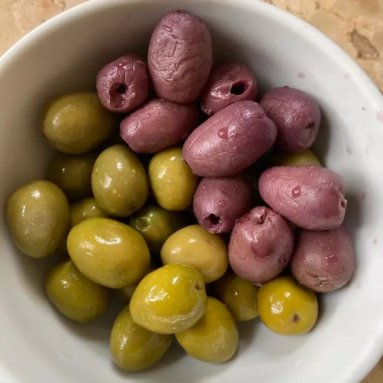 PORÇÃO DE AZEITONAS