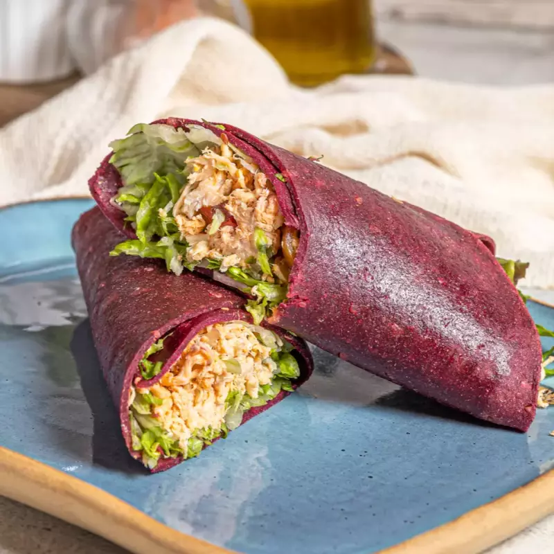 Wrap de beterraba, frango desfiado