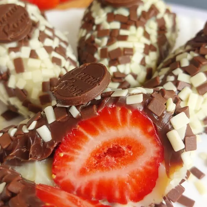 Coxinha de Brigadeiro com morango mi