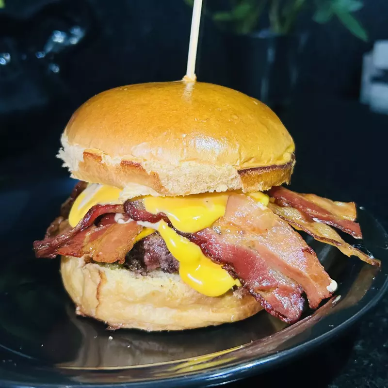 CHEDDAR BACON BURGER