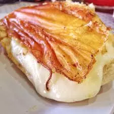 Pão com catupiry selado na chapa.