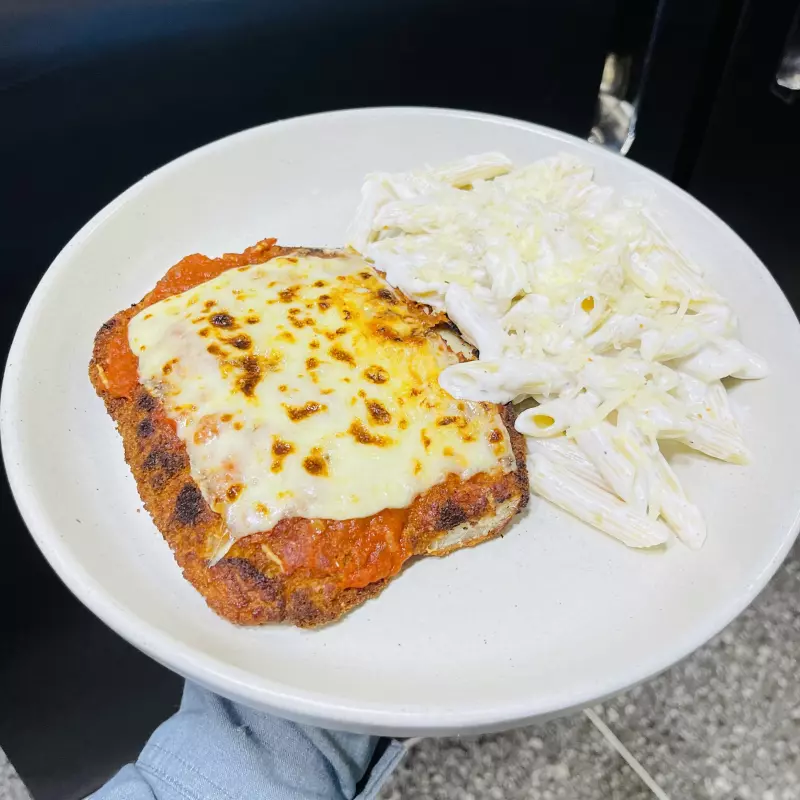 Cotoletta DePollo Y Pasta A La Crema