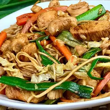 Tallarín con Pollo y verduras