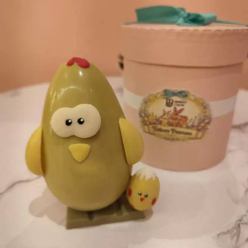 HUEVITO MAMÁ GALLINA