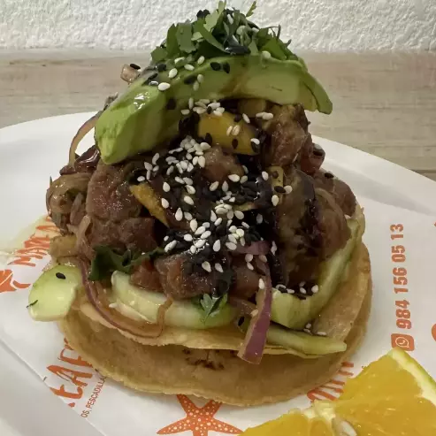 TOSTADA LOMO DE ATÚN CON MANGO