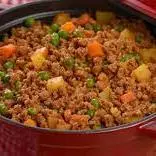 Carne moída com batata e ervilha