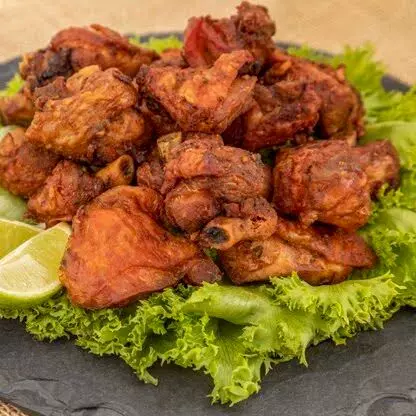 Porção de frango a passarinho