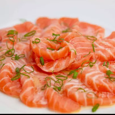 Carpaccio de salmão