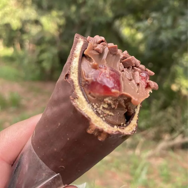 CONE BRIGADEIRO C/ CEREJA.