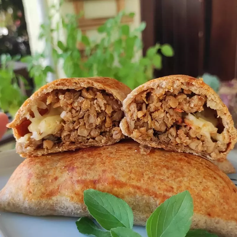 Pastel assado de carne e queijo