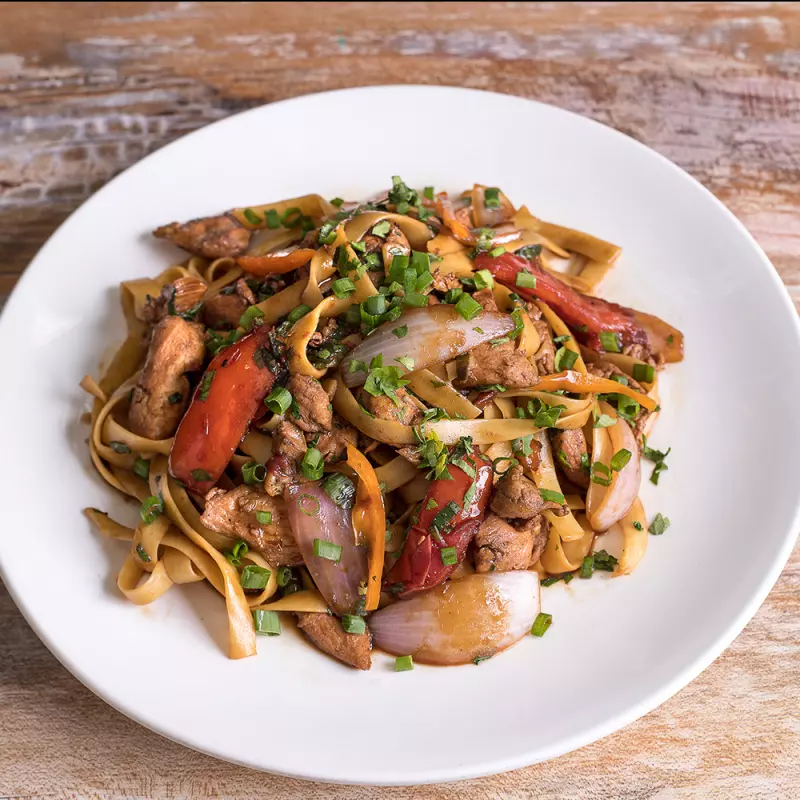 Tallarin saltado con  Pollo