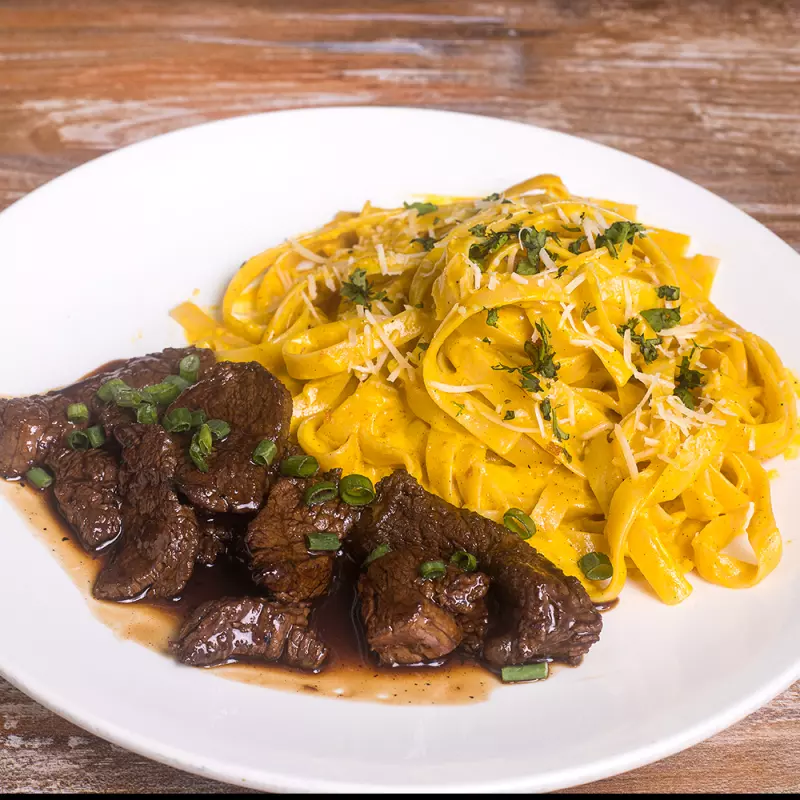 Lomo fino  c/ Fetuccini a la huancaína