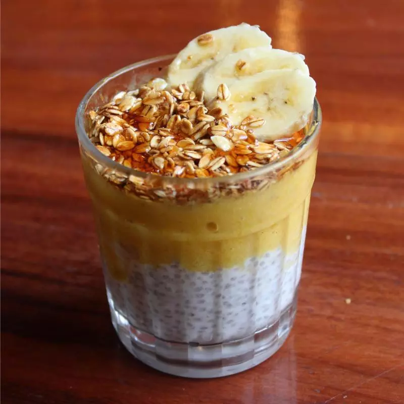 Trelelê de chia com frutas amarelas