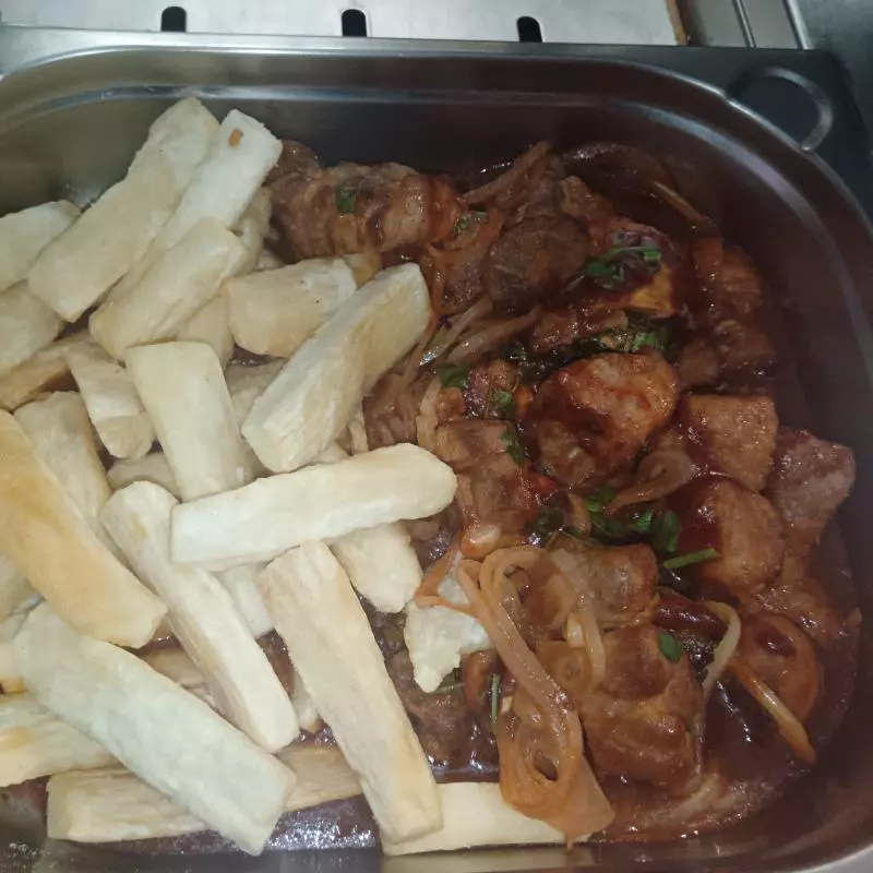 Costelinha com mandioca