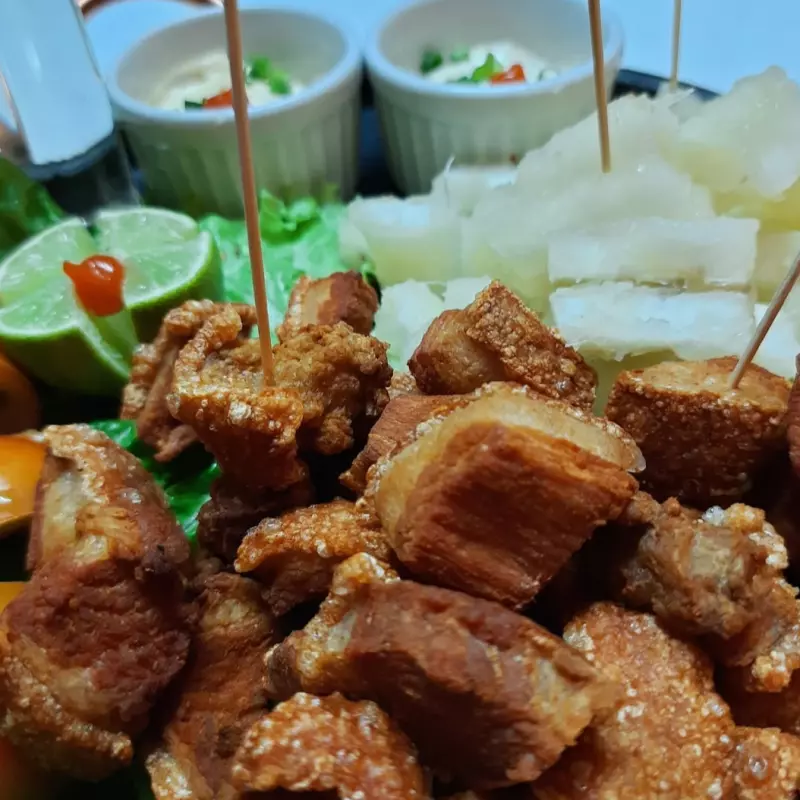 Porção de Torresmo + mandioca