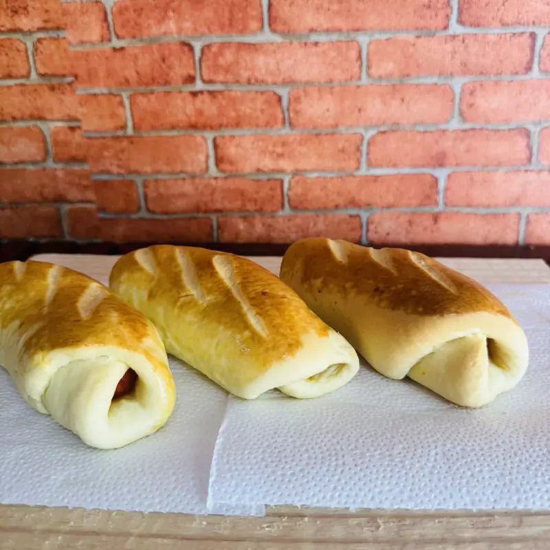 Salsicha com queijo ( massa assada )