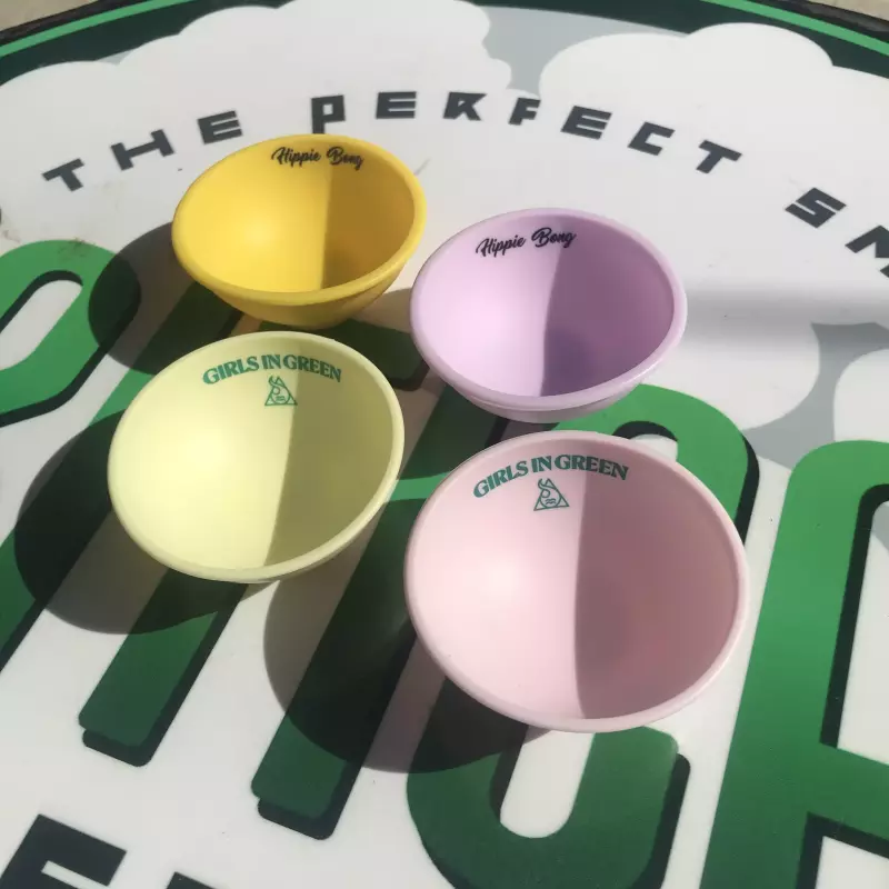 Cuias Girls in Green / Hippie Bong