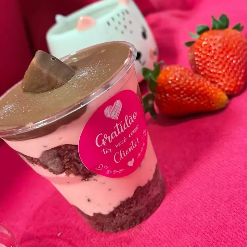 Mousse morango com bolo