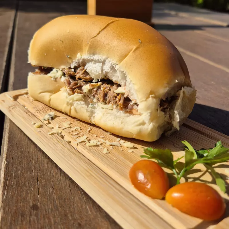 Sanduíche quente de carne desfiada