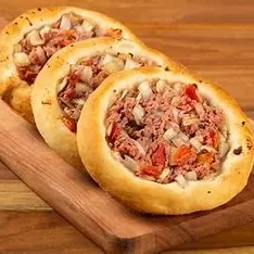 Esfirra aberta Bacon e Queijo