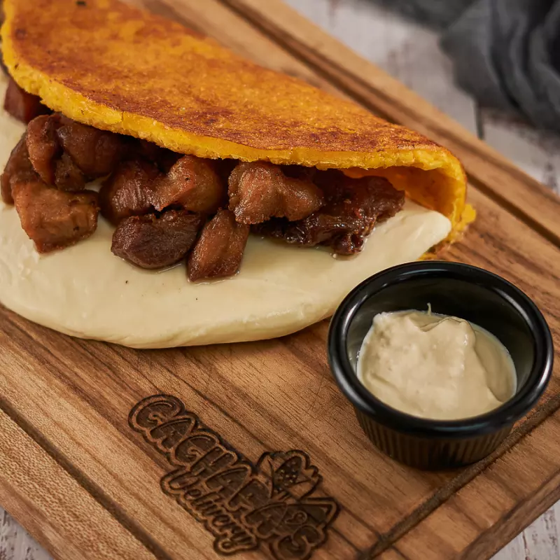 CACHAPA CON QUESO DE MANO Y CHANCHO