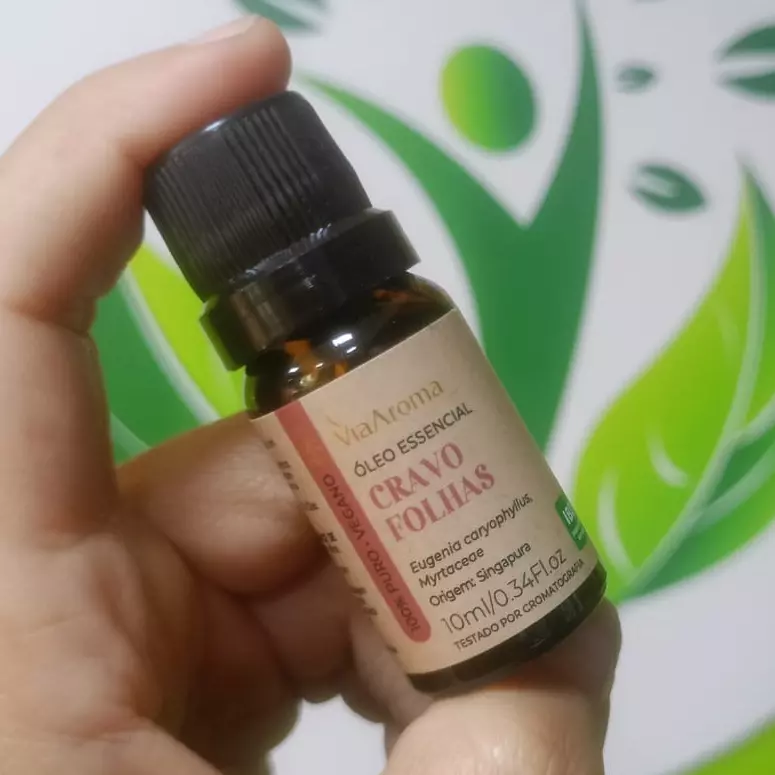 Óleo essencial cravo em folhas