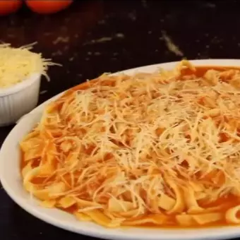 MASSA NO MOLHO AO SUGO
