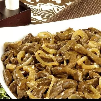 Isca de fígado acebolado