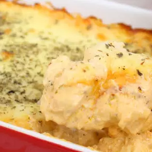 Fricassê, arroz e legumes