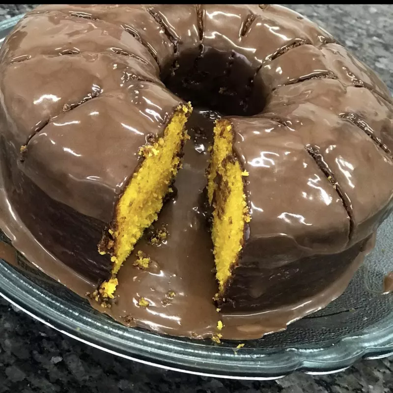 Bolo de cenoura com chocolate