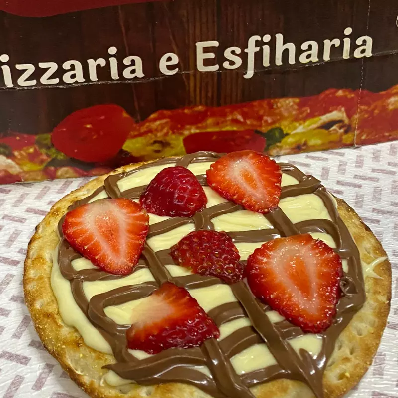 esfiha Ninho com chocolate e morango